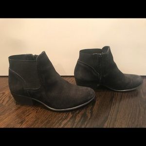 Steve Madden ankle bootie in black- size 6